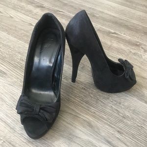 BLACK HIGH HEELS